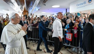 El papa entró andando al hospital acompañado de sus secretarios y médico personal El papa entró andando al hospital acompañado de sus secretarios y médico personal
