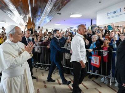 El papa entró andando al hospital acompañado de sus secretarios