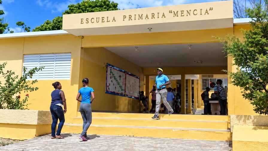 Arrestan hombre que amenazó de muerte a director de escuela en Barahona Arrestan hombre que amenazó de muerte a director de escuela en Barahona