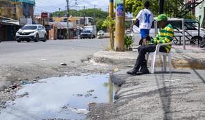 Bad&eacute;n deteriorado dificulta el tr&aacute;nsito en la avenida 25 de Febrero, Santo Domingo Este