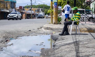 Bad&eacute;n deteriorado dificulta el tr&aacute;nsito en la avenida 25 de Febrero, Santo Domingo Este