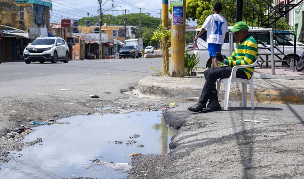 Badén deteriorado dificulta el tránsito en la avenida 25 de Febrero, Santo Domingo Este Badén deteriorado dificulta el tránsito en la avenida 25 de Febrero, Santo Domingo Este
