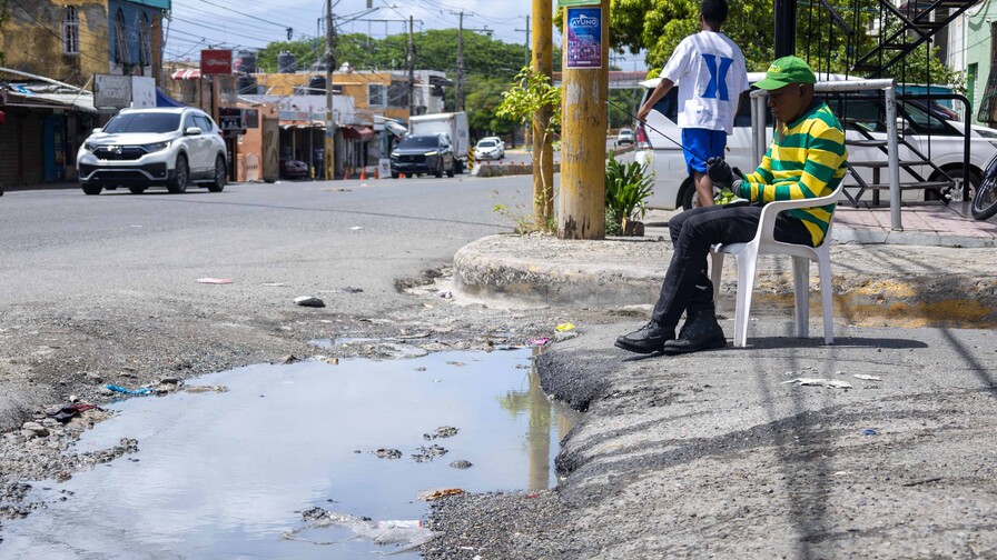 Badén deteriorado dificulta el tránsito en la avenida 25 de Febrero, Santo Domingo Este