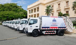Gobierno entrega 50 camiones compactadores para fortalecer limpieza en municipios