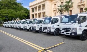 Gobierno entrega otros 50 camiones compactadores a municipios para recoger basura