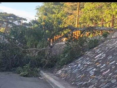 Huelga en bonao inicia con escombros y neumáticos incendiados