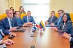 Abinader negocia compra de combustibles a Venezuela