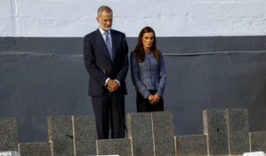 Los reyes de Espa&ntilde;a homenajean a los ahogados en el mar cuando intentaban entrar en Ceuta