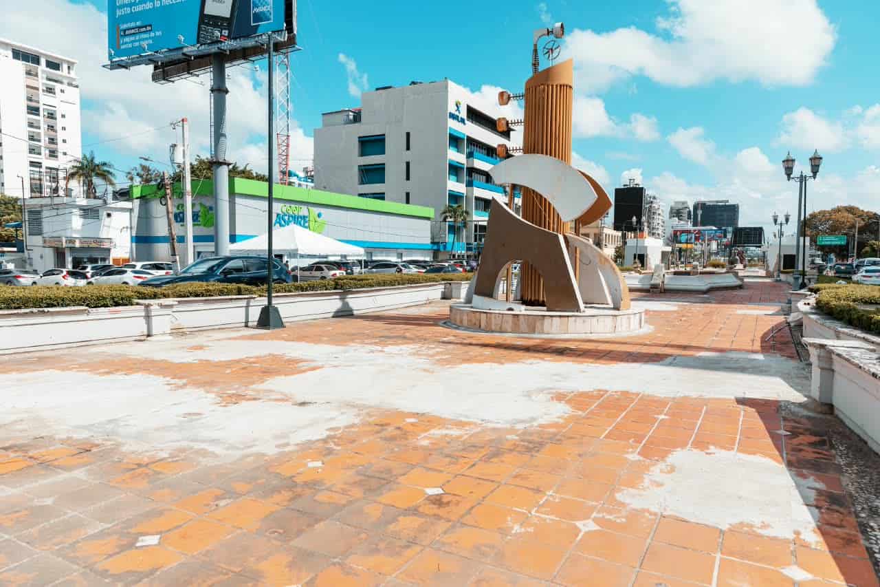 El trabajo incluye paisajismo y espacios de sombras.