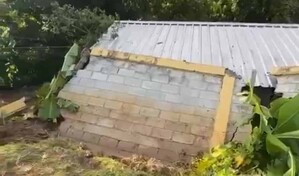 Lluvias provocan el colapso de una pared lateral en liceo de Tireo en La Vega