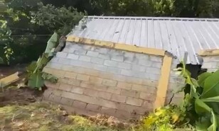 Lluvias provocan el colapso de una pared lateral en liceo de Tireo en La Vega