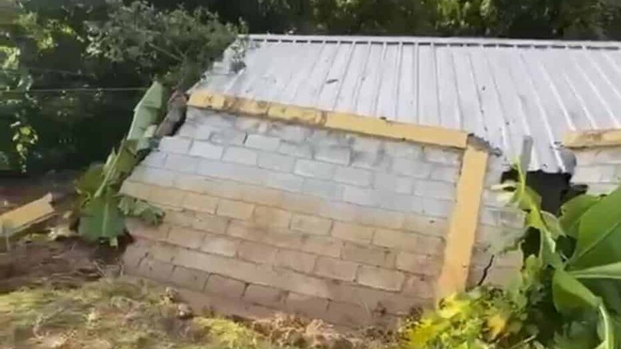 Lluvias provocan el colapso de una pared lateral en liceo de Tireo en La Vega Lluvias provocan el colapso de una pared lateral en liceo de Tireo en La Vega