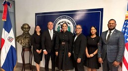 Consulado dominicano en Houston recibe busto de Juan Pablo Duarte para promover valores patri&oacute;ticos