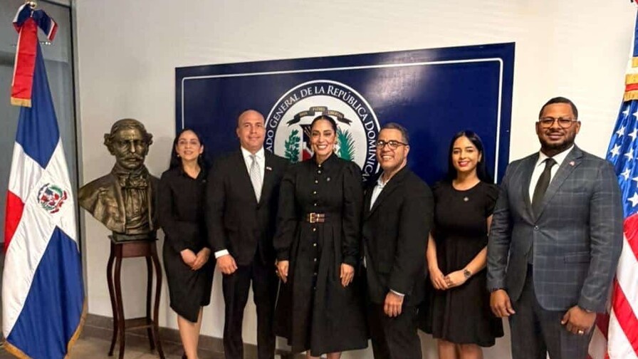 Consulado dominicano en Houston recibe busto de Juan Pablo Duarte para promover valores patrióticos Consulado dominicano en Houston recibe busto de Juan Pablo Duarte para promover valores patrióticos
