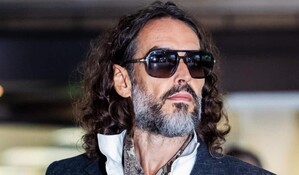 La fiscal&iacute;a tacha a Russell Brand de depredador sexual despiadado al arrancar el juicio