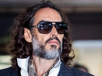 Fiscalía tacha a Russell Brand de "depredador sexual despiadado"
