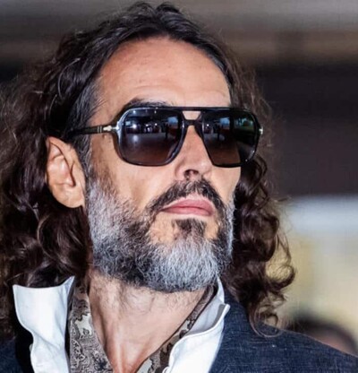 La fiscal&iacute;a tacha a Russell Brand de depredador sexual despiadado al arrancar el juicio