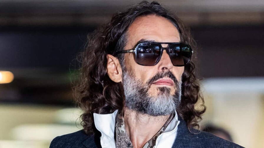 La fiscalía tacha a Russell Brand de depredador sexual despiadado al arrancar el juicio La fiscalía tacha a Russell Brand de depredador sexual despiadado al arrancar el juicio