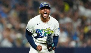 Freddy Peralta domina los bates de Cleveland y se empata la serie