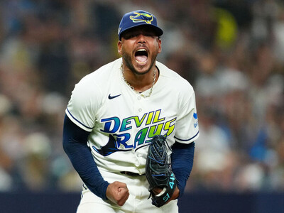 MLB: Freddy Peralta domina a Cleveland y se empata serie