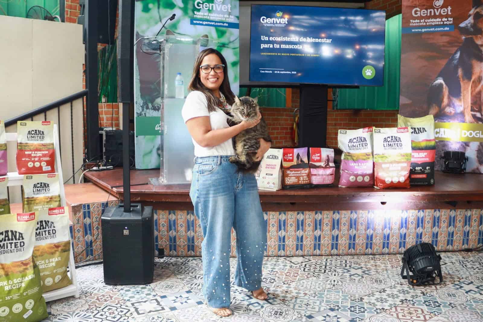 Rosssemary Pérez y su gato gato Bartomelo.
