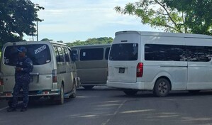 Transportistas paralizan el tr&aacute;nsito en Guanuma por el deterioro de la carretera hacia Monte Plata