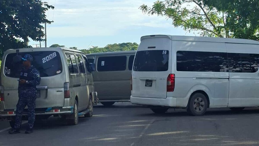 Transportistas paralizan el tránsito en Guanuma por el deterioro de la carretera hacia Monte Plata Transportistas paralizan el tránsito en Guanuma por el deterioro de la carretera hacia Monte Plata