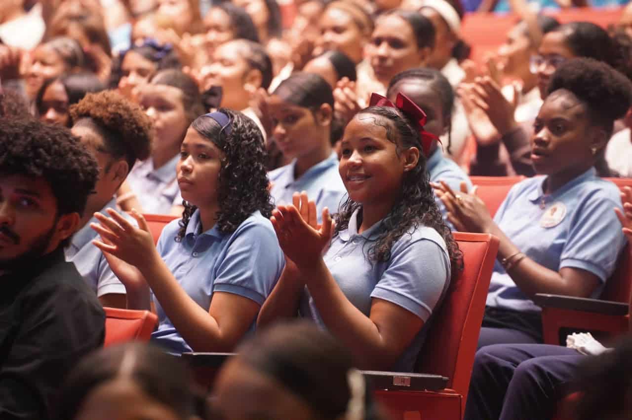 Estudiantes disfrutan del musical Mariposas de Acero.