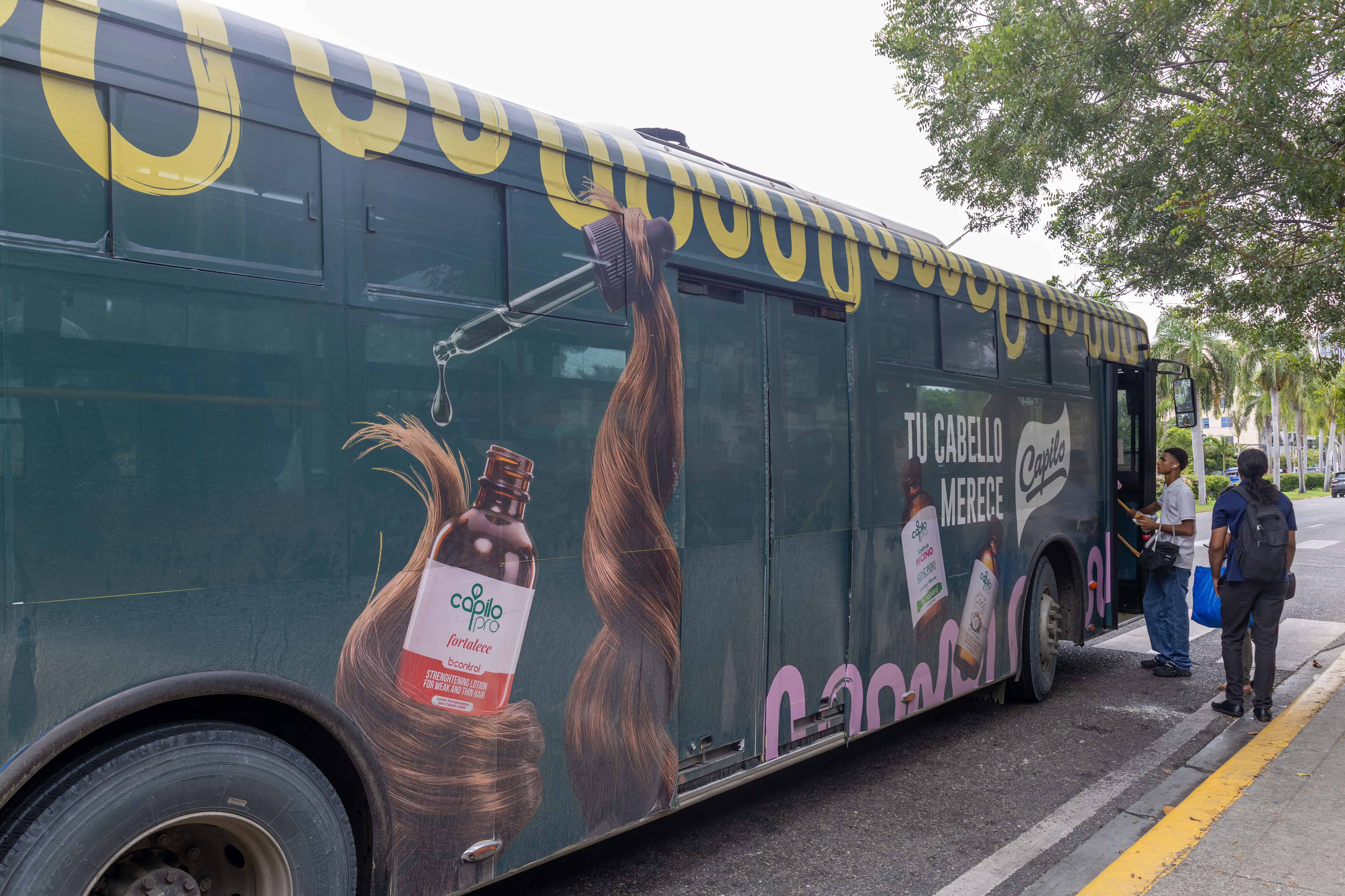 Autob&uacute;s del corredor Churchill forrado de publicidad.