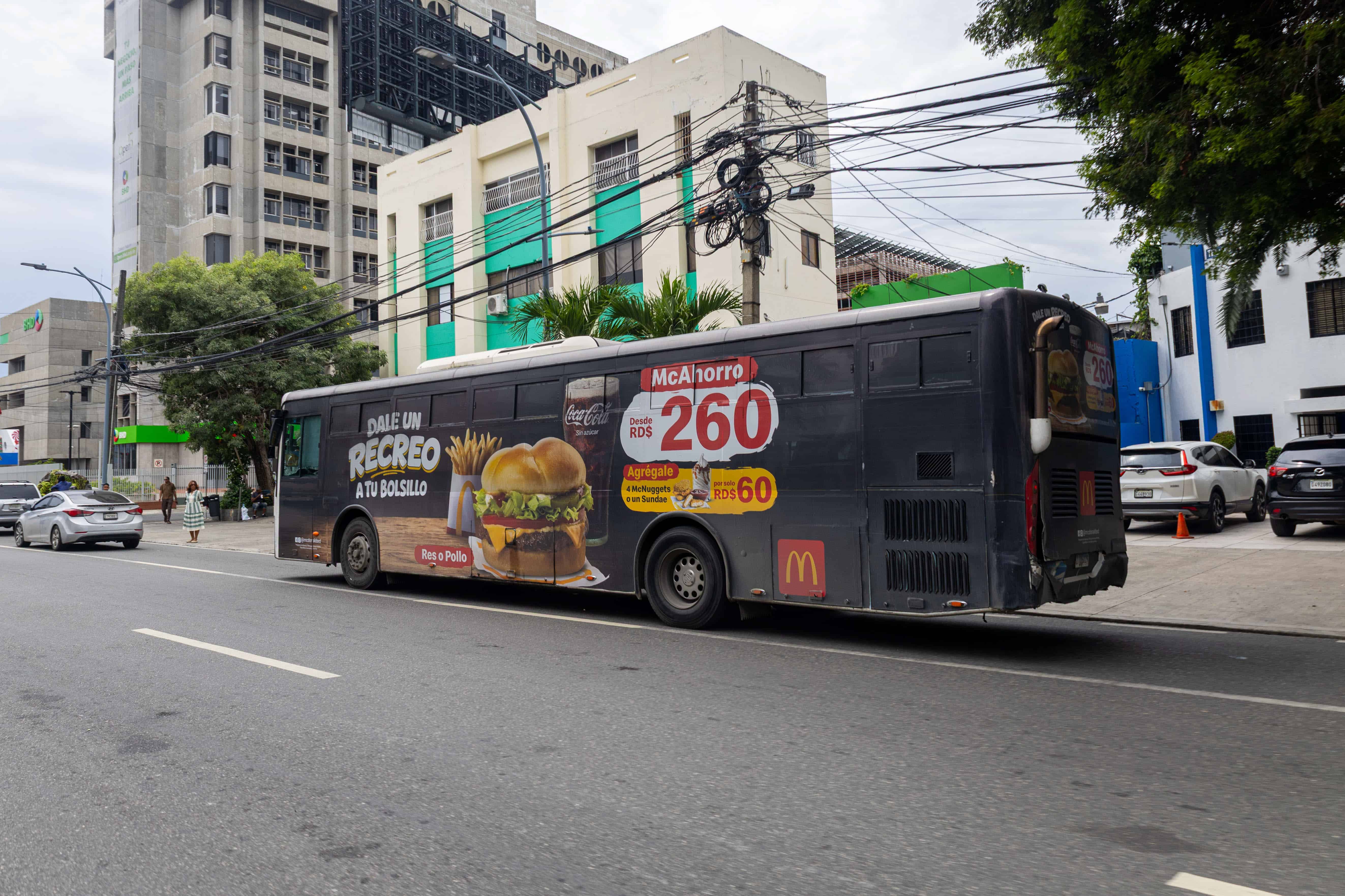Casi todos los autobuses de los corredores tienen el tipo de publicidad microperforada.