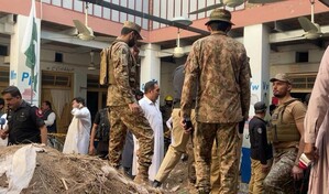 Mueren 27 alumnos y un profesor al derrumbarse el techo de un colegio en Pakist&aacute;n