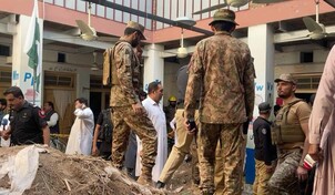Mueren 27 alumnos y un profesor al derrumbarse el techo de un colegio en Pakist&aacute;n
