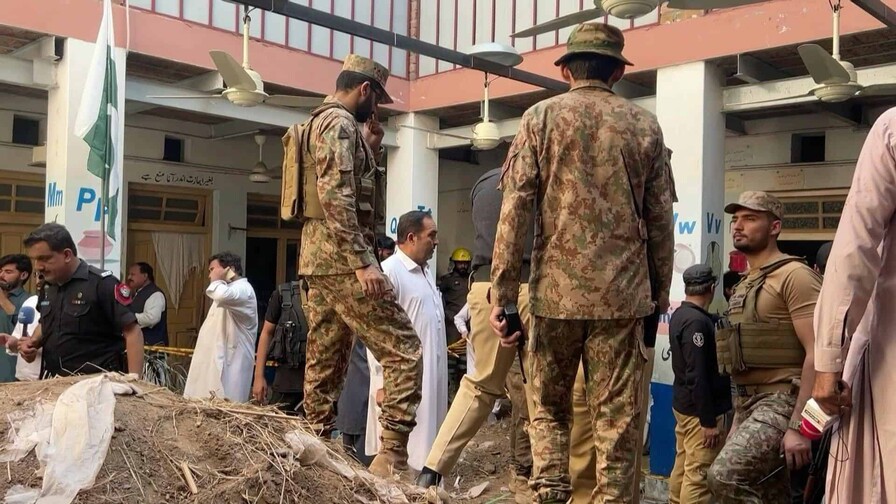 Mueren 32 alumnos y una profesora al derrumbarse el techo de un colegio en Pakist&aacute;n