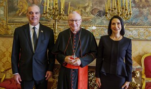 Abinader aborda con el secretario de Estado del vaticano las repercusiones de los conflictos