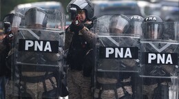 Polic&iacute;as y universitarios se enfrentan en Argentina durante protesta