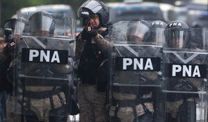 Polic&iacute;as y universitarios se enfrentan en Argentina durante protesta