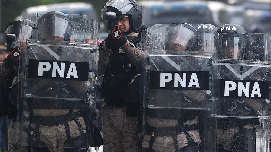 Policías y universitarios se enfrentan en Argentina durante protesta