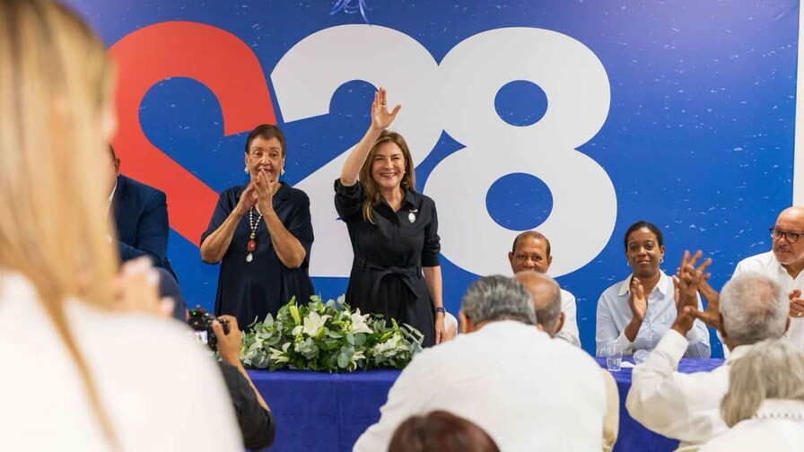 Carolina Mej&iacute;a recibe respaldo de dirigente pol&iacute;tica Besaida Manola Santana de B&aacute;ez