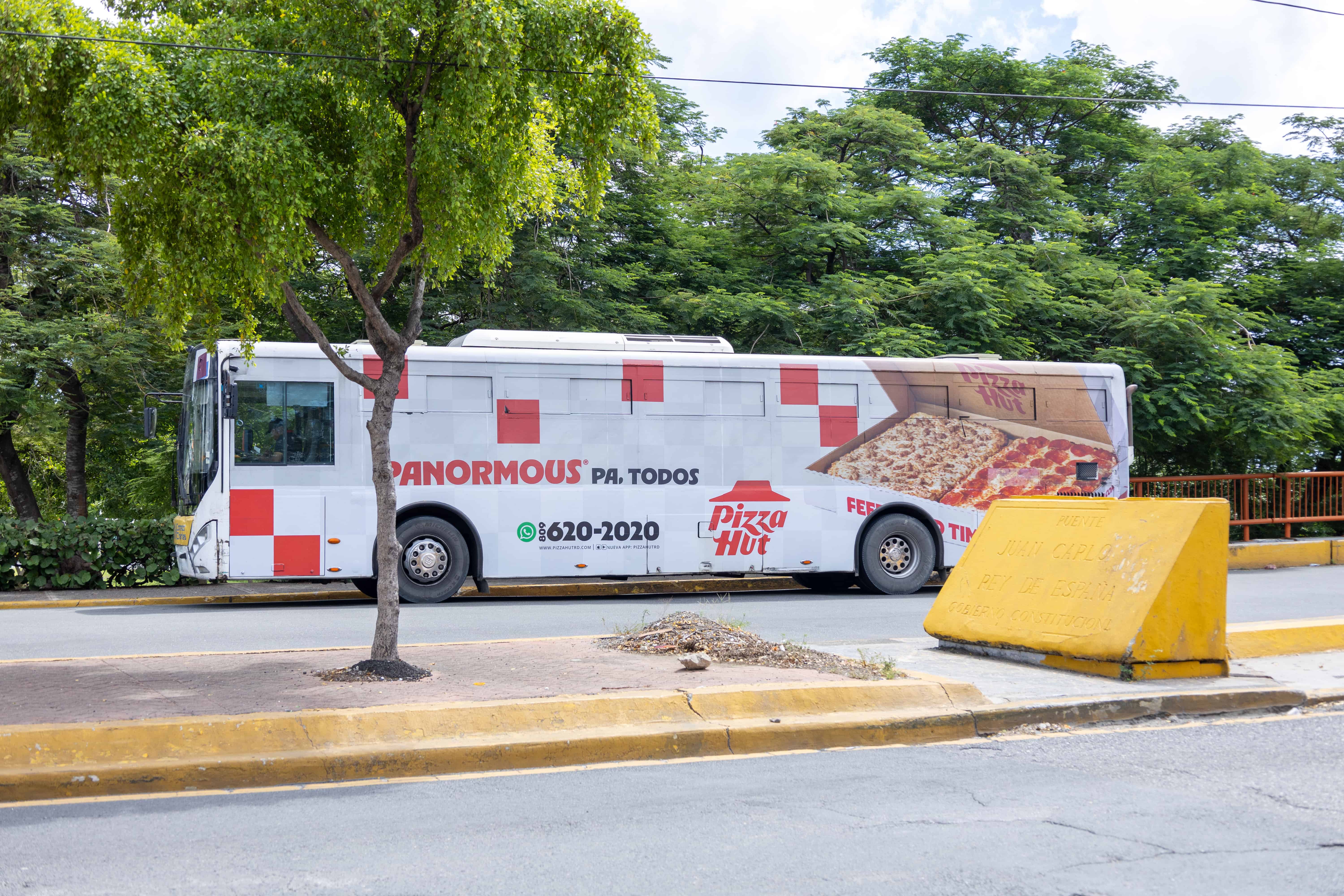 Autob&uacute;s totalmente forrado de publicidad.