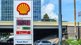 La gasolina acumula 158 d&iacute;as sobre los cuatro d&oacute;lares en EE. UU.; el petr&oacute;leo cierra al alza