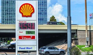 La gasolina acumula 158 d&iacute;as sobre los cuatro d&oacute;lares en EE. UU.; el petr&oacute;leo cierra al alza