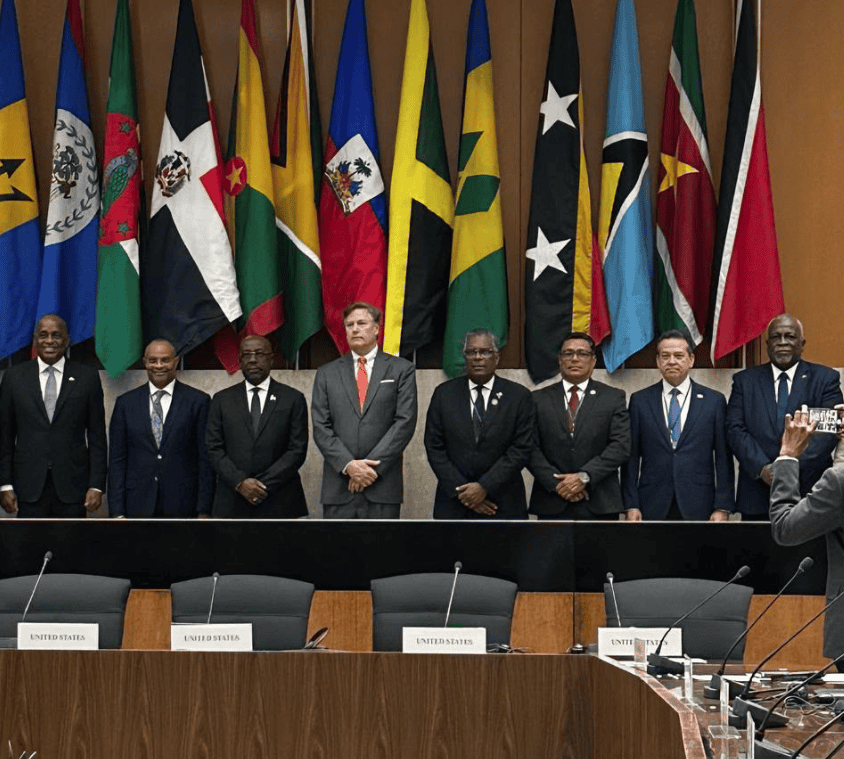 Representantes de gobiernos del Caribe, incluido el canciller dominicano V&iacute;ctor -Ito- Bison&oacute;, durante la reuni&oacute;n en Washinton.