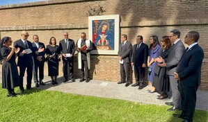 Desde el Vaticano, Abinader llama a orar por la salud del papa Le&oacute;n XIV