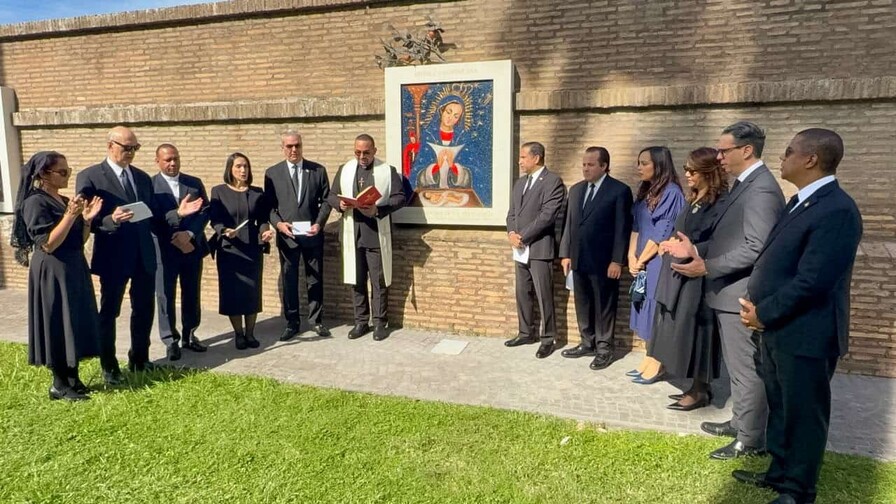 Desde el Vaticano, Abinader llama a orar por la salud del papa León XIV Desde el Vaticano, Abinader llama a orar por la salud del papa León XIV