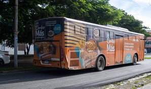Corredores de autobuses incorporan anuncios que modifican la imagen de sus unidades