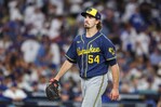 Robert Gasser se convierte en figura de octubre y acerca a Milwaukee a la Serie Mundial