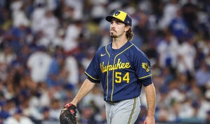 Robert Gasser se convierte en figura de octubre y acerca a Milwaukee a la Serie Mundial