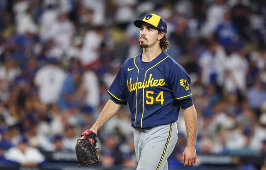 Robert Gasser se convierte en figura de octubre y acerca a Milwaukee a la Serie Mundial