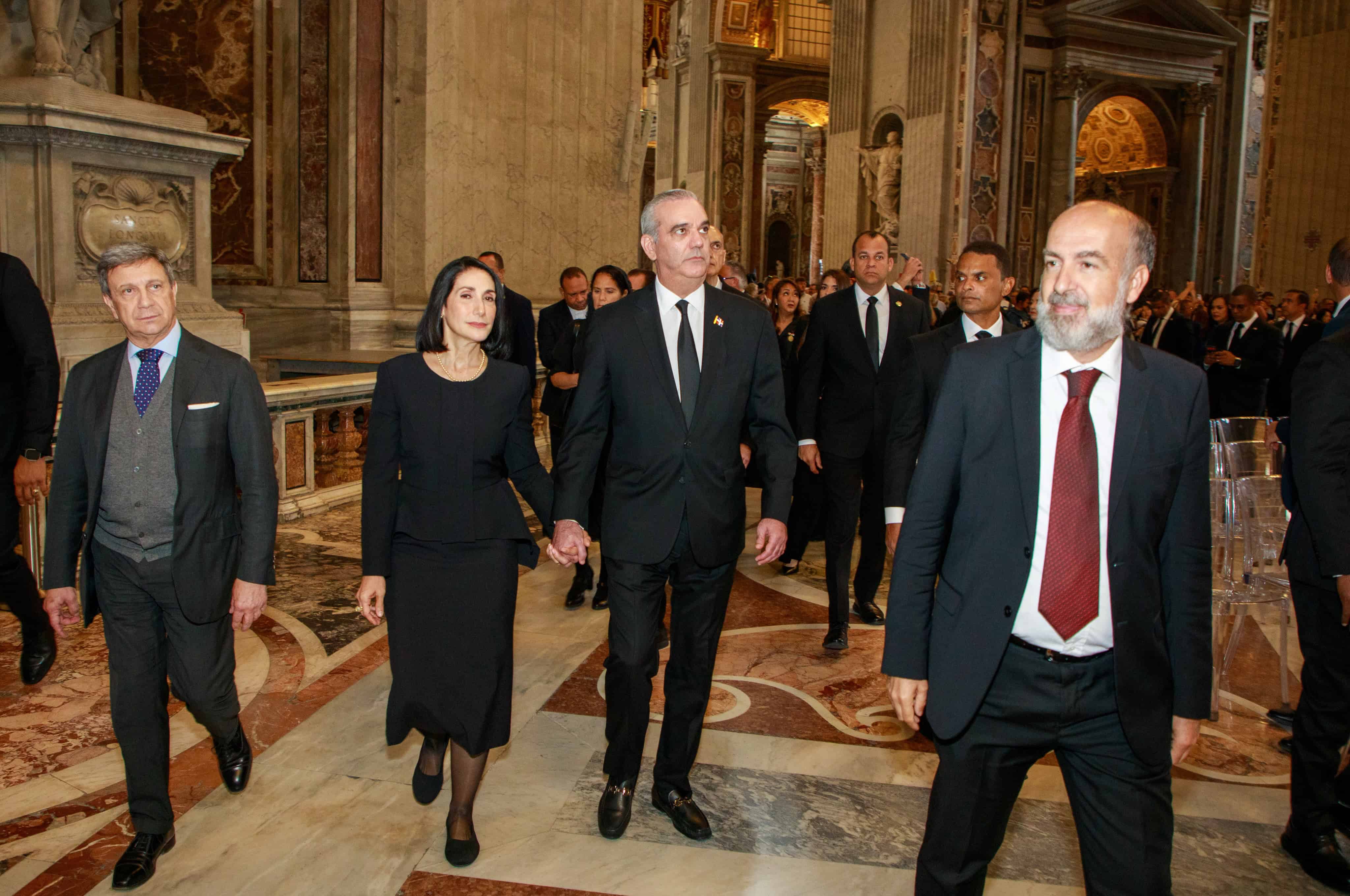 Abinader y la primera dama Raquel Arbaje recorren Basílica de San Pedro.