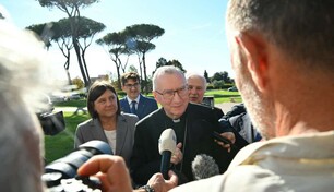El papa celebra misa en el hospital despu&eacute;s de la operaci&oacute;n de c&aacute;ncer